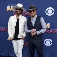 Preston Brust y Chris Lucas en los premios CMA Awards 2018