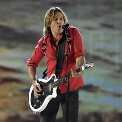 Keith Urban actúa durante la gala de los premios CMA Awards 2018