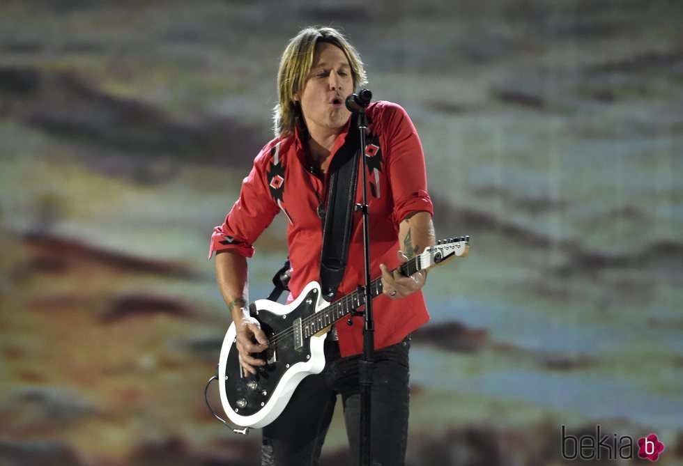 Keith Urban actúa durante la gala de los premios CMA Awards 2018