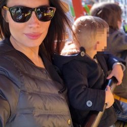 Pilar Rubio en el parque de atracciones con sus hijos mayores Sergio y Marco