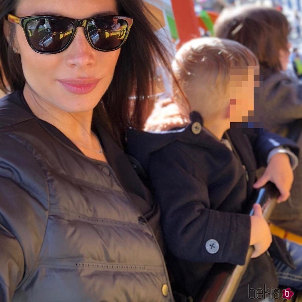 Pilar Rubio en el parque de atracciones con sus hijos mayores Sergio y Marco