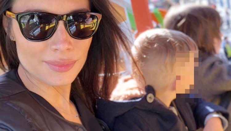 Pilar Rubio en el parque de atracciones con sus hijos mayores Sergio y Marco