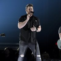 Chris Young actúa en la gala de los premios CMA Awards 2018