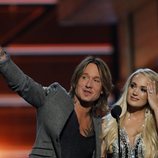 Keith Urban y Carrie Underwood, emocionados al recoger su premio en los CMA Awards 2018