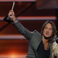 Keith Urban y Carrie Underwood, emocionados al recoger su premio en los CMA Awards 2018