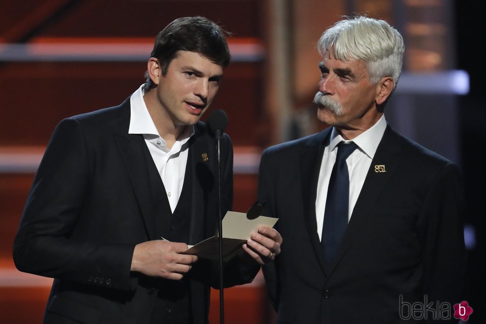 Ashton Kutcher y Sam Elliott otorgan un premio en los CMA Awards 2018