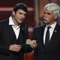 Ashton Kutcher y Sam Elliott otorgan un premio en los CMA Awards 2018