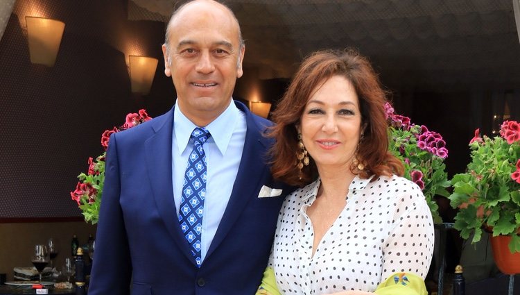 Ana Rosa Quintana con su marido en la Feria de Abril 2018