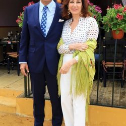 Ana Rosa Quintana con su marido en la Feria de Abril 2018