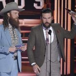 Los Hermanos Osborne recogiendo un premio en los CMA Awards 2018