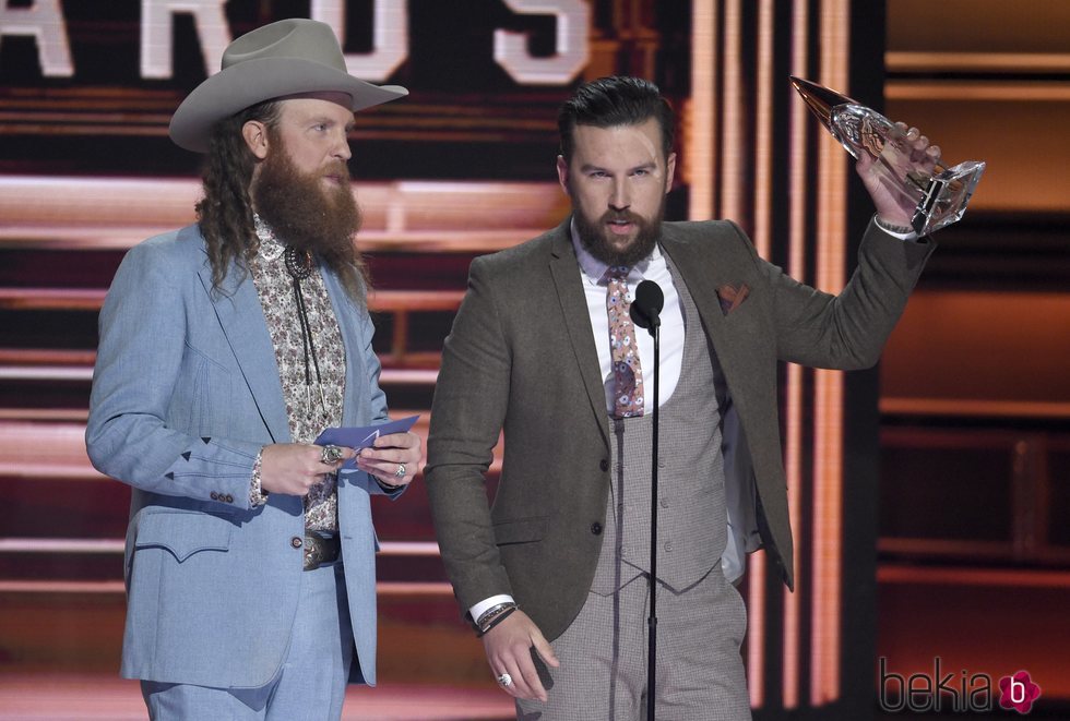 Los Hermanos Osborne recogiendo un premio en los CMA Awards 2018