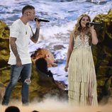 Kane Brown y Lauren Alaina actúan en la gala de los premios CMA Awards 2018