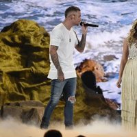 Kane Brown y Lauren Alaina actúan en la gala de los premios CMA Awards 2018