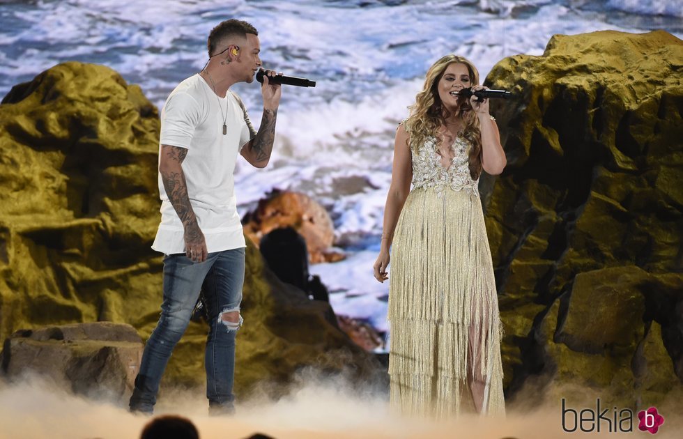 Kane Brown y Lauren Alaina actúan en la gala de los premios CMA Awards 2018