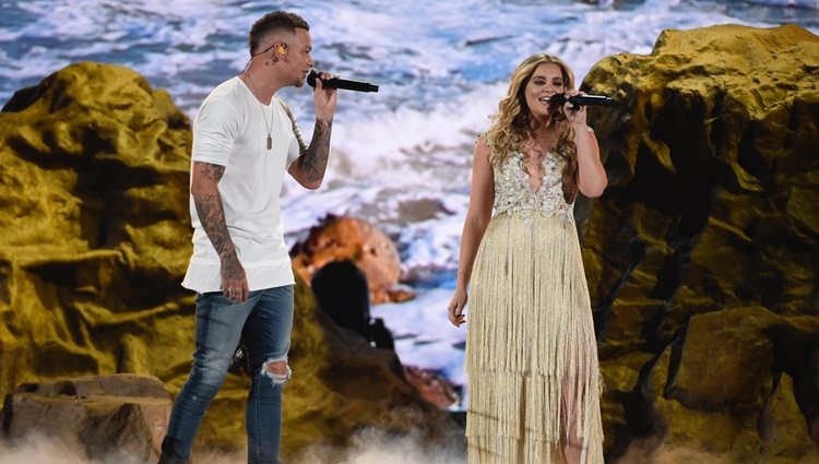 Kane Brown y Lauren Alaina actúan en la gala de los premios CMA Awards 2018