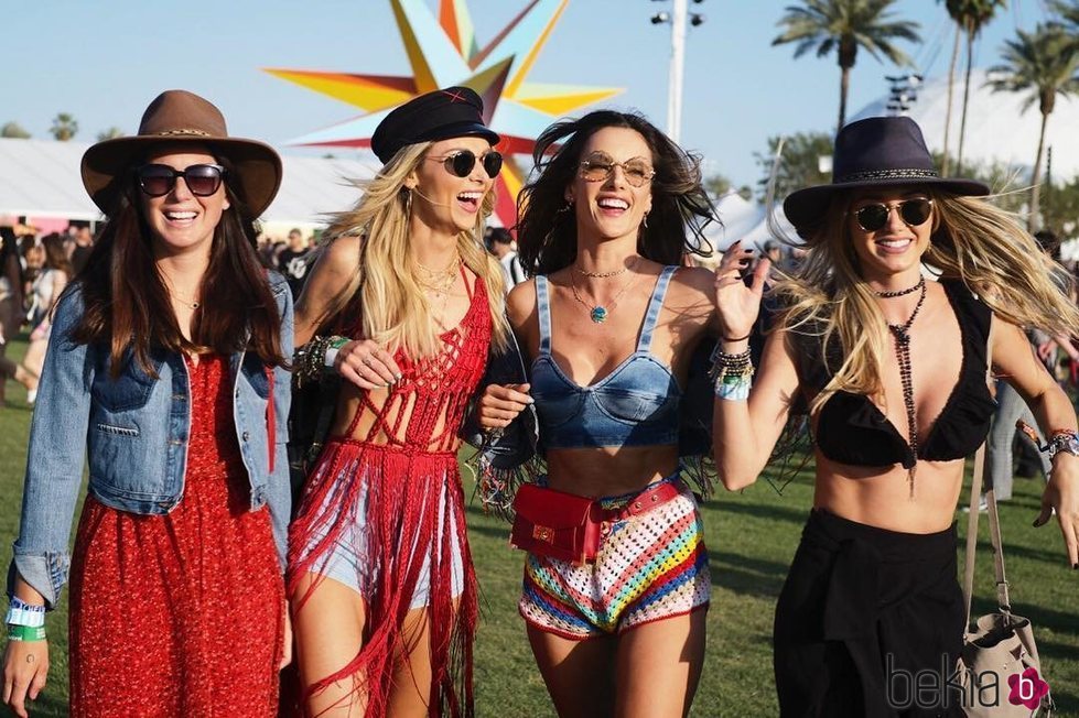 Alessandra Ambrosio y unas amigas en el Coachella 2018