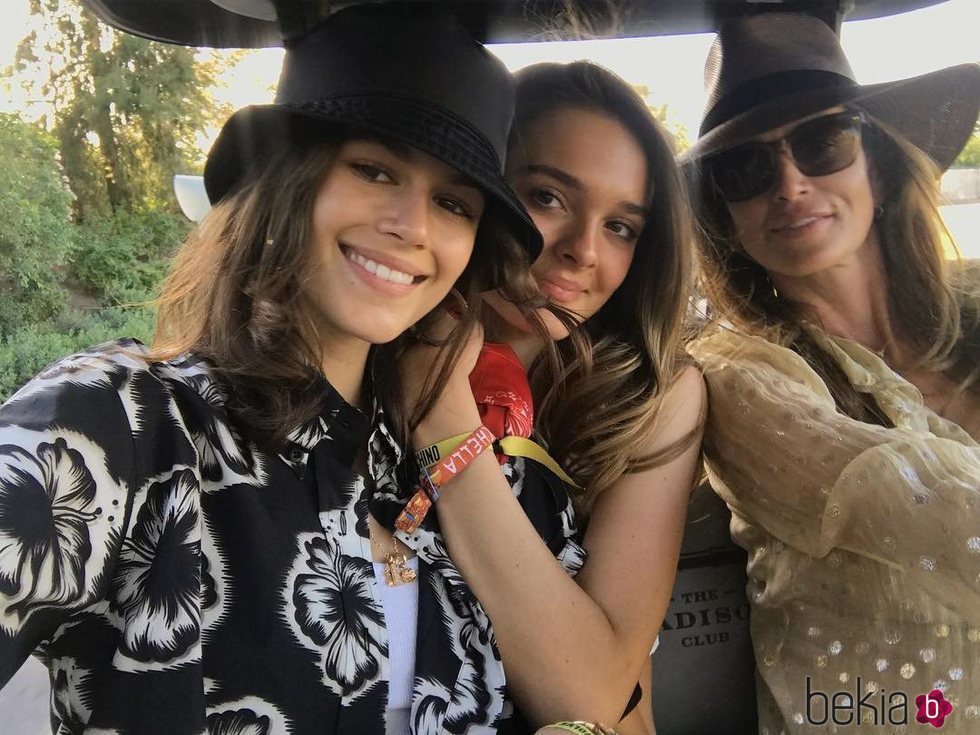 Cindy Crowford, Kaia Gerber y una amiga en el Coachella 2018