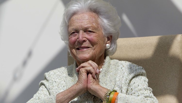 Barbara Bush durante una visita al Barbara Bush Children's Hospital