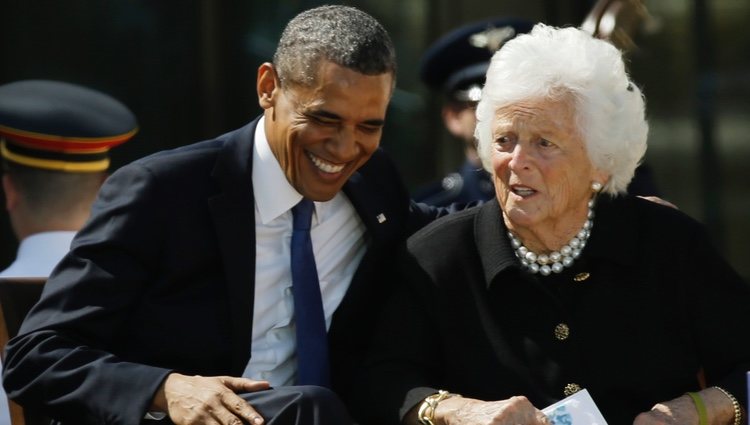 Barbara Bush junto a Barack Obama en el George W. Bush Presidential Center