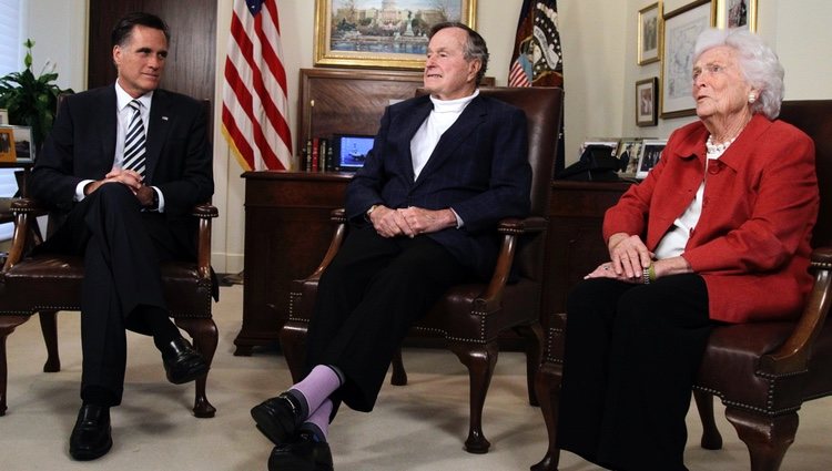 Barbara Bush junto a George H. W. Bush y Mitt Romney