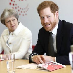 El Príncipe Harry en un acto con Theresa May