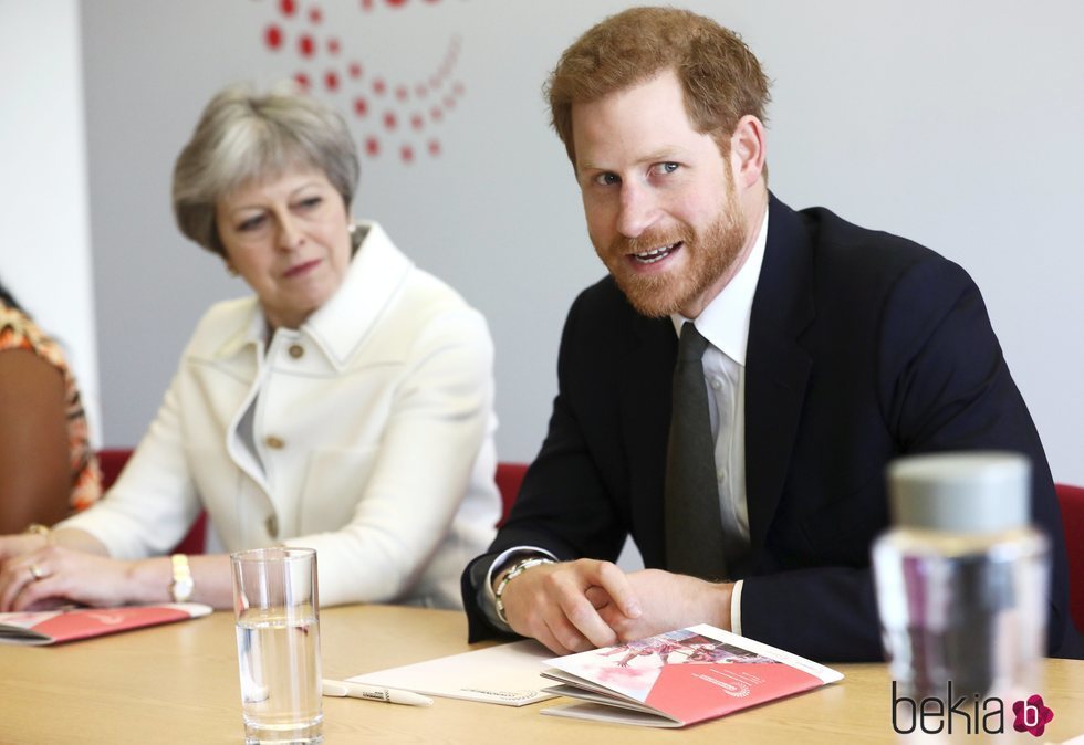 El Príncipe Harry en un acto con Theresa May