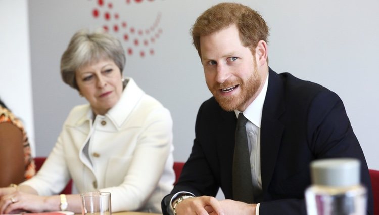 El Príncipe Harry en un acto con Theresa May