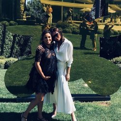 Victoria Beckham con Eva Longoria tras recibir su estrella en el Paseo de la Fama de Hollywood