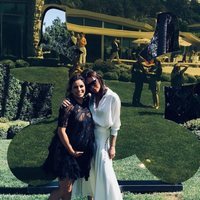 Victoria Beckham con Eva Longoria tras recibir su estrella en el Paseo de la Fama de Hollywood