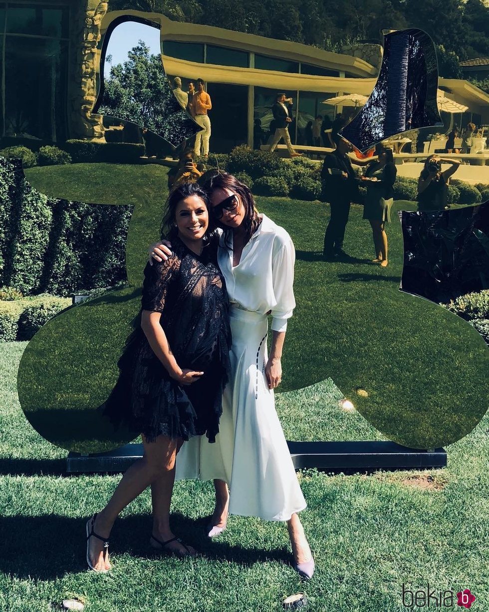 Victoria Beckham con Eva Longoria tras recibir su estrella en el Paseo de la Fama de Hollywood