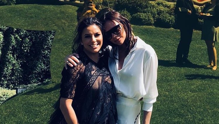 Victoria Beckham con Eva Longoria tras recibir su estrella en el Paseo de la Fama de Hollywood