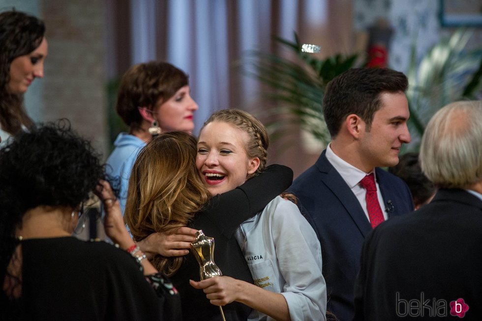 Alicia con el premio que le hace ganadora de 'Maestros de la costura'