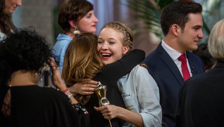 Alicia con el premio que le hace ganadora de 'Maestros de la costura'