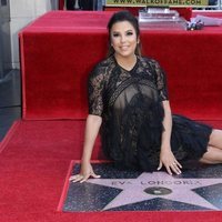 Eva Longoria con su etsrella en el Paseo de la Fama de Hollywood