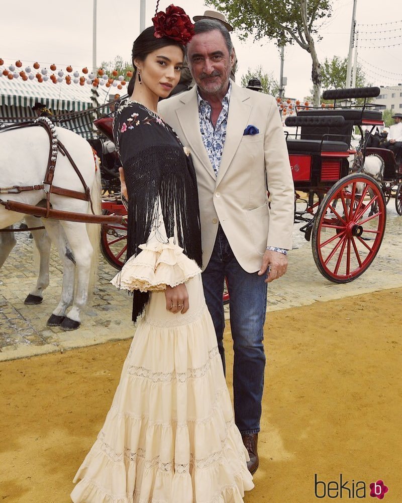 Rocío Crusset junto a su padre Carlos Herrera en la Feria de Abril 2018