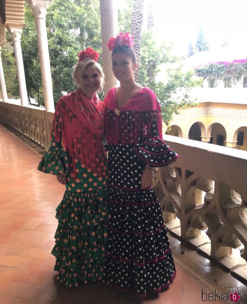 Eugenia Martínez de Irujo y su hija Cayetana Rivera vestidas de flamencas