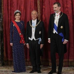 Los Reyes Felipe y Letizia con el presidente de Portugal, Marcelo Rebelo de Sousa, en la cena de gala en el Palacio Real