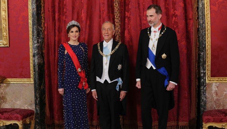 Los Reyes Felipe y Letizia con el presidente de Portugal, Marcelo Rebelo de Sousa, en la cena de gala en el Palacio Real