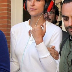 María Jesús Ruiz con cascos a su salida del juicio con José María Gil Silgado