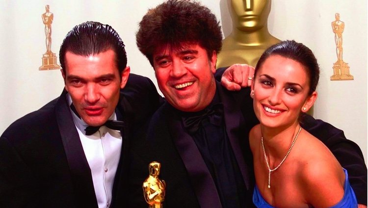 Pedro Almódovar, Antonio Banderas y Penélope Cruz posando con un Oscar