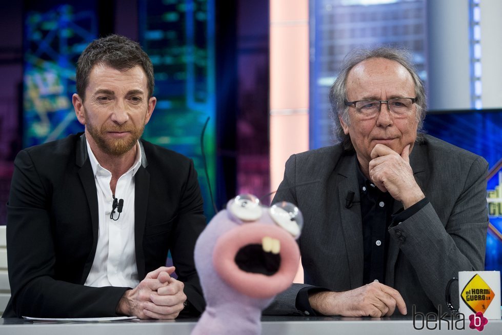 Pablo Motos y Joan Manuel Serrat en 'El Hormiguero'