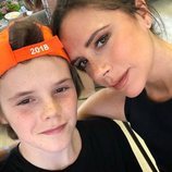 Cruz Beckham felicita a su madre por su 44 cumpleaños