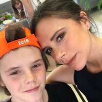 Cruz Beckham felicita a su madre por su 44 cumpleaños