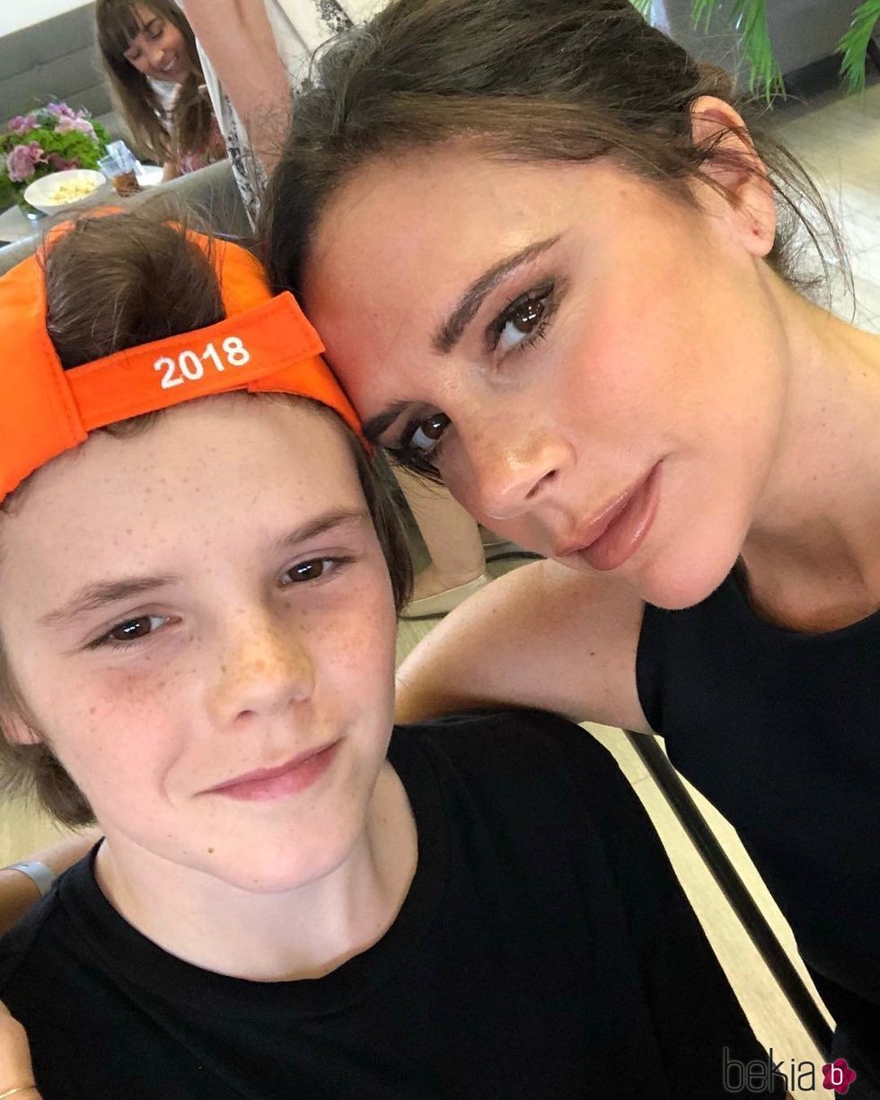 Cruz Beckham felicita a su madre por su 44 cumpleaños