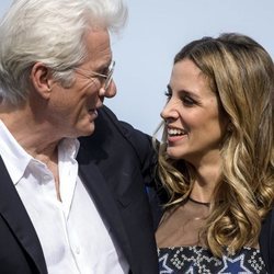 Richard Gere y Alejandra Silva compartiendo una mirada cómplice