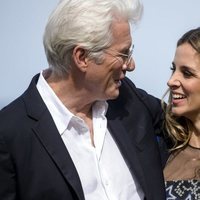 Richard Gere y Alejandra Silva compartiendo una mirada cómplice