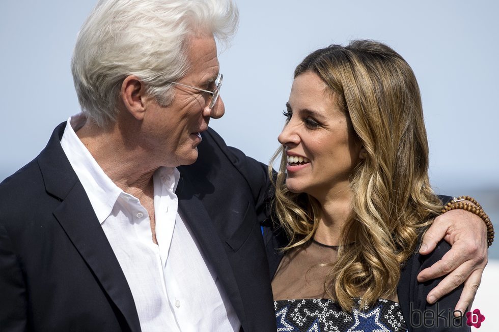 Richard Gere y Alejandra Silva compartiendo una mirada cómplice