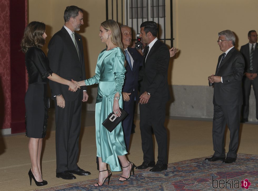 Los Reyes Felipe y Letizia saludan a Luis Figo y Helen Svedin en la cena ofrecida por el presidente de Portugal en El Pardo