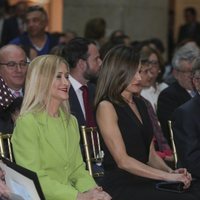 Cristina Cifuentes y la Reina Letizia en la entrega de los Premios SM de LIteratura Infantil y Juvenil