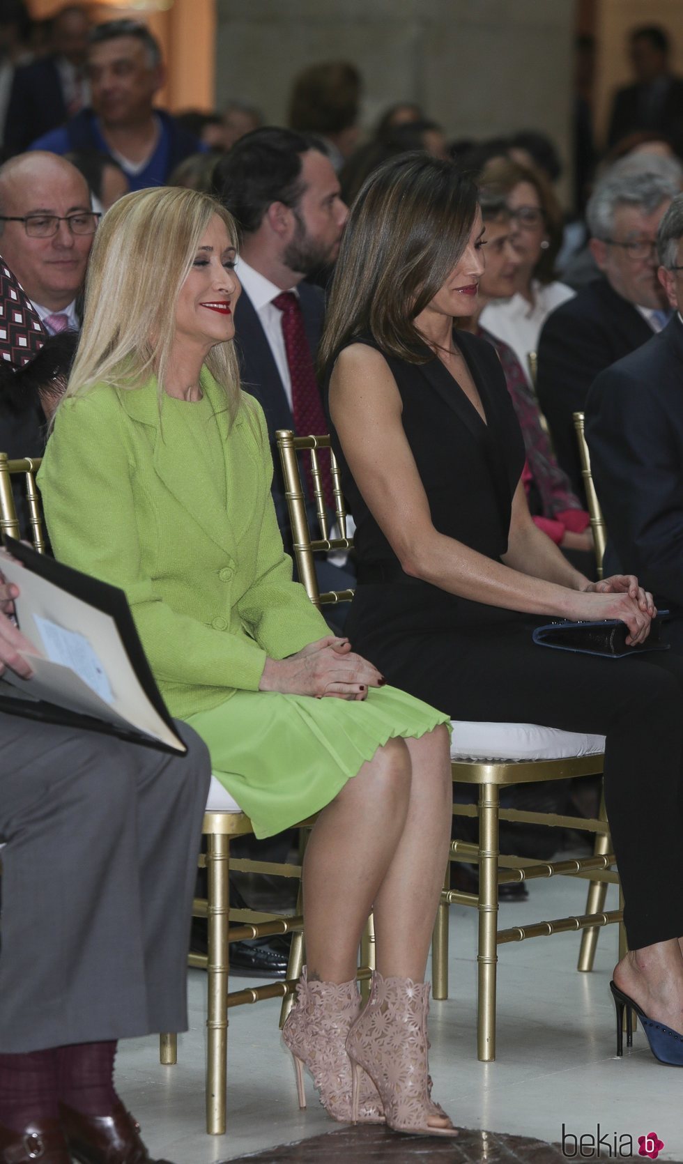 Cristina Cifuentes y la Reina Letizia en la entrega de los Premios SM de LIteratura Infantil y Juvenil